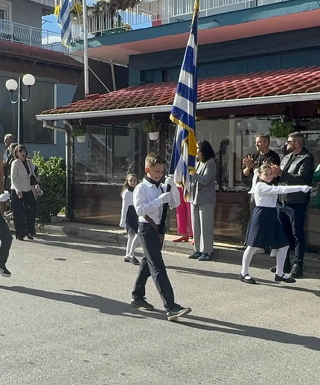 Βημα..τίζοντας: Βροντού Πιερίας - Άριστος μαθητής με αυτισμό γίνεται σημαιοφόρος Βροντού Πιερίας: Μαθητής με αυτισμό σημαιοφόρος – Μάθημα ισότητας και αποδοχής