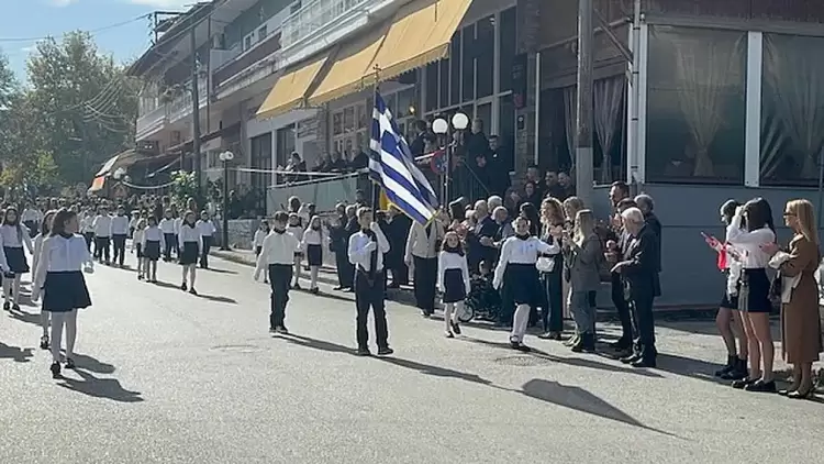 Βημα..τίζοντας: Βροντού Πιερίας - Άριστος μαθητής με αυτισμό γίνεται σημαιοφόρος Βροντού Πιερίας: Μαθητής με αυτισμό σημαιοφόρος – Μάθημα ισότητας και αποδοχής