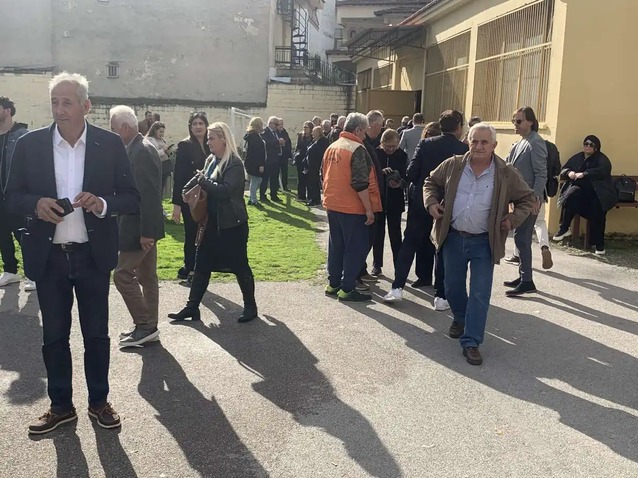 Εκλογές ΔΕΕΠ Πιερίας: Άνοιξαν οι κάλπες στο 5ο Γυμνάσιο Κατερίνης (Δηλώσεις & εικόνες) Εκλογές ΔΕΕΠ Πιερίας: Άνοιξαν οι κάλπες στο 5ο Γυμνάσιο Κατερίνης (Δηλώσεις & εικόνες)