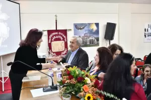 Ένωση Ποντίων Πιερίας: «❜𝚺η προσφυγιάς τα στράτας» - Παρουσίαση του βιβλίου της Χρυσούλας Ασλανίδου – Κωνσταντίνου Ένωση Ποντίων Πιερίας: «❜𝚺η προσφυγιάς τα στράτας» – Παρουσίαση του βιβλίου της Χρυσούλας Ασλανίδου – Κωνσταντίνου