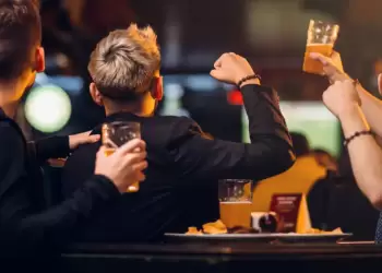 Έξαρση αλκοόλ στους ανηλίκους – Ανησυχητικά στοιχεία, κίνδυνοι και νέα μέτρα προστασίας