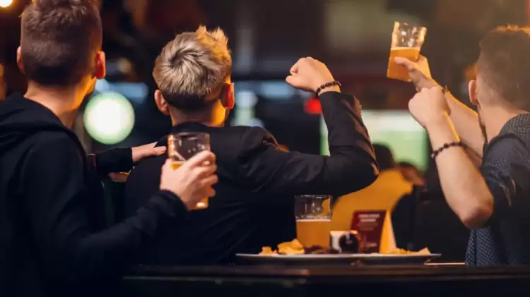 Έξαρση αλκοόλ στους ανηλίκους – Ανησυχητικά στοιχεία, κίνδυνοι και νέα μέτρα προστασίας Έξαρση αλκοόλ στους ανηλίκους – Ανησυχητικά στοιχεία, κίνδυνοι και νέα μέτρα προστασίας