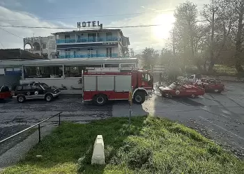 Φωτιά σε ξενοδοχείο στον Πλαταμώνα – Άμεση επέμβαση Εθελοντικής Ομάδας Διάσωσης