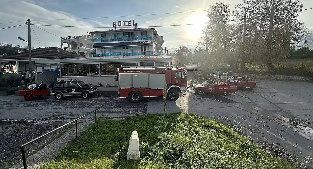 Φωτιά σε ξενοδοχείο στον Πλαταμώνα – Άμεση επέμβαση Εθελοντικής Ομάδας Διάσωσης