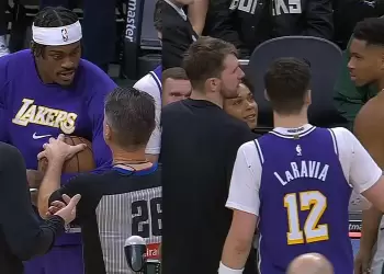 Γιάννη εσύ, σούπερ σταρ: Οι διαιτητές δεν έδιναν την μπάλα σε rookie των Λέικερς και ο Greek Freak ανέλαβε δράση Γιάννη εσύ, σούπερ σταρ: Οι διαιτητές δεν έδιναν την μπάλα σε Rookie των Λέικερς και ο Greek Freak ανέλαβε δράση