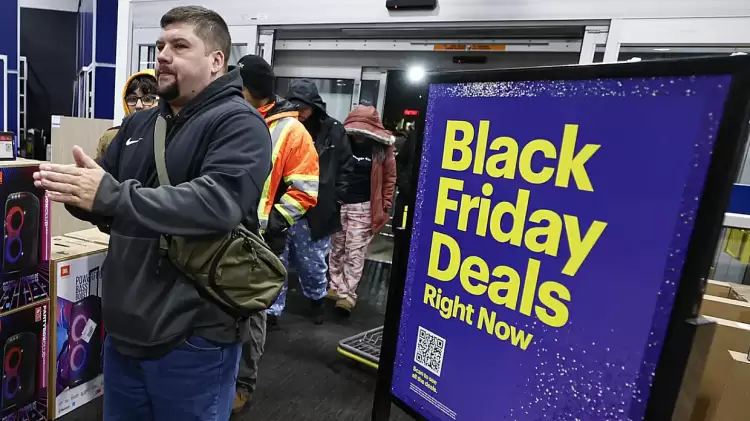 Γιατί Black Friday σημαίνει «πανζουρλισμός» στην Αμερική αλλά όχι στην Ελλάδα Γιατί Black Friday σημαίνει «πανζουρλισμός» στην Αμερική αλλά όχι στην Ελλάδα