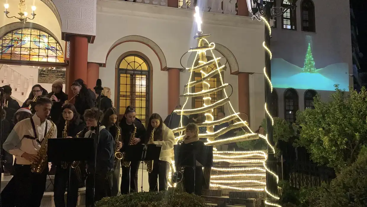 Κατερίνη: Λαμπερό άναμμα του Χριστουγεννιάτικου Δέντρου στη Μητρόπολη Κατερίνη: Λαμπερό άναμμα του Χριστουγεννιάτικου Δέντρου στη Μητρόπολη