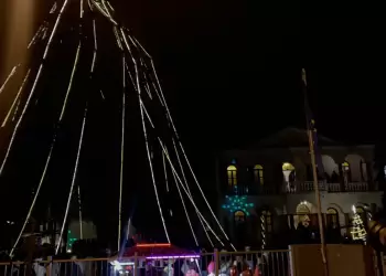 Κατερίνη: Λαμπερό άναμμα του Χριστουγεννιάτικου Δέντρου στη Μητρόπολη