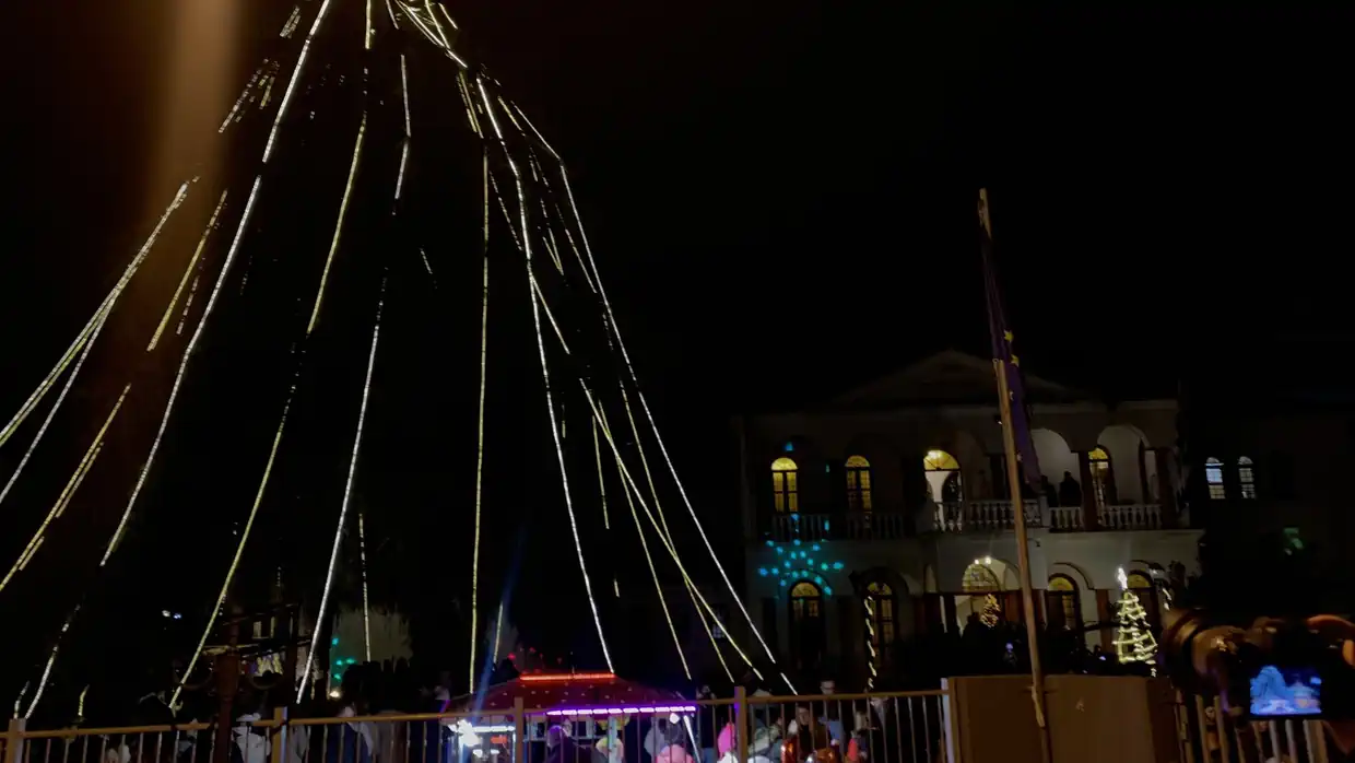 Κατερίνη: Λαμπερό άναμμα του Χριστουγεννιάτικου Δέντρου στη Μητρόπολη Κατερίνη: Λαμπερό άναμμα του Χριστουγεννιάτικου Δέντρου στη Μητρόπολη