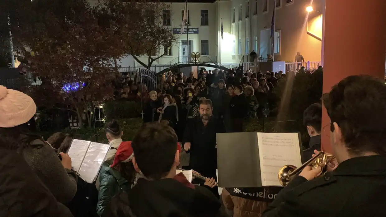 Κατερίνη: Λαμπερό άναμμα του Χριστουγεννιάτικου Δέντρου στη Μητρόπολη Κατερίνη: Λαμπερό άναμμα του Χριστουγεννιάτικου Δέντρου στη Μητρόπολη