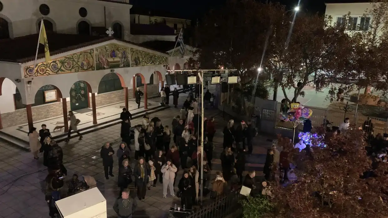 Κατερίνη: Λαμπερό άναμμα του Χριστουγεννιάτικου Δέντρου στη Μητρόπολη Κατερίνη: Λαμπερό άναμμα του Χριστουγεννιάτικου Δέντρου στη Μητρόπολη