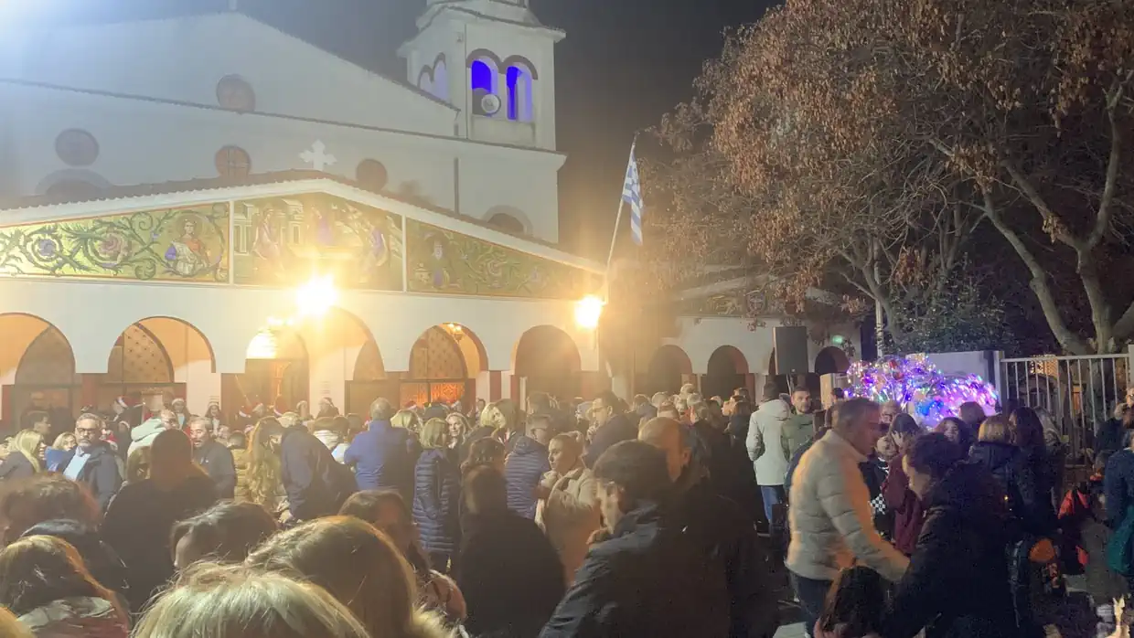 Κατερίνη: Λαμπερό άναμμα του Χριστουγεννιάτικου Δέντρου στη Μητρόπολη Κατερίνη: Λαμπερό άναμμα του Χριστουγεννιάτικου Δέντρου στη Μητρόπολη