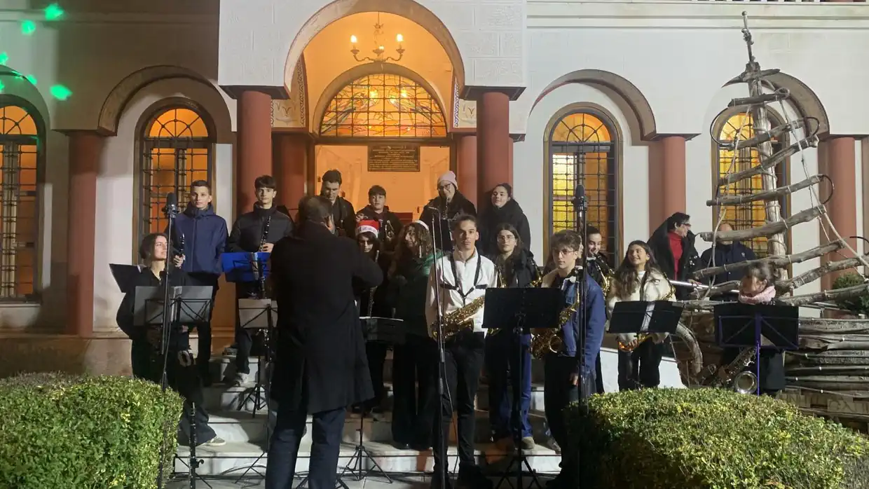 Κατερίνη: Λαμπερό άναμμα του Χριστουγεννιάτικου Δέντρου στη Μητρόπολη Κατερίνη: Λαμπερό άναμμα του Χριστουγεννιάτικου Δέντρου στη Μητρόπολη