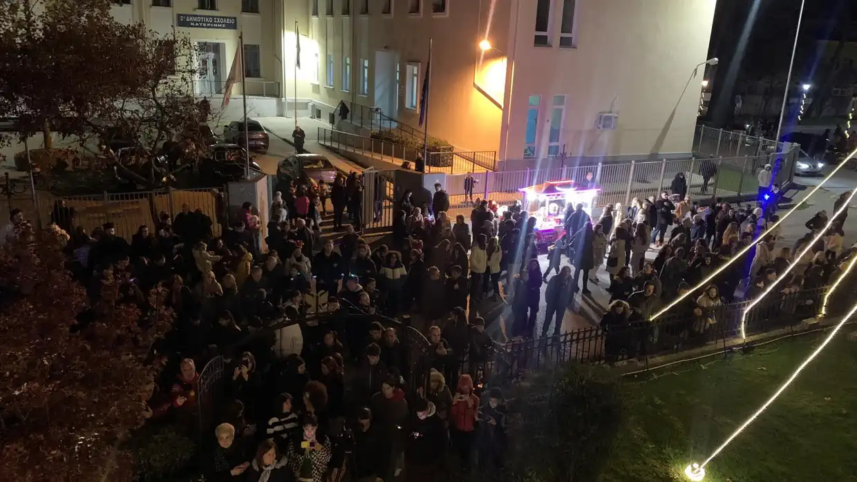 Κατερίνη: Λαμπερό άναμμα του Χριστουγεννιάτικου Δέντρου στη Μητρόπολη Κατερίνη: Λαμπερό άναμμα του Χριστουγεννιάτικου Δέντρου στη Μητρόπολη