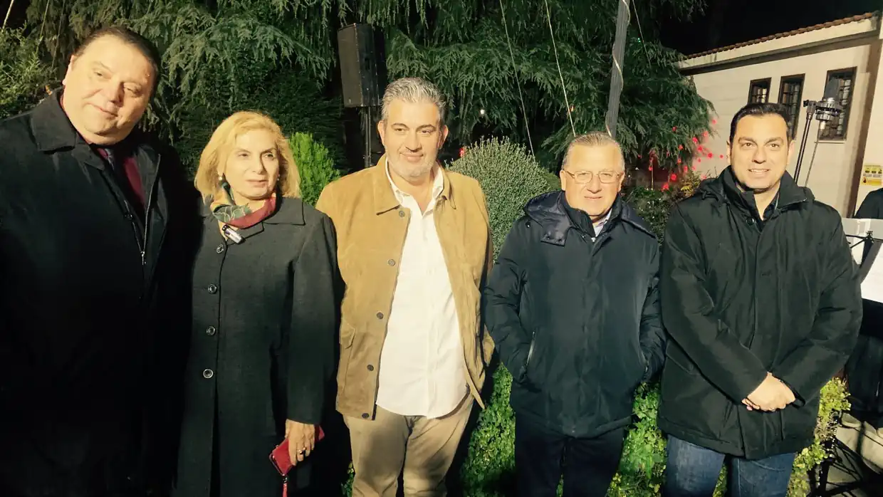 Κατερίνη: Λαμπερό άναμμα του Χριστουγεννιάτικου Δέντρου στη Μητρόπολη Κατερίνη: Λαμπερό άναμμα του Χριστουγεννιάτικου Δέντρου στη Μητρόπολη