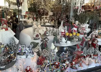 Κατερίνη: Οι  βιτρίνες της  πόλης  μας  μυούν  στα  Χριστούγεννα