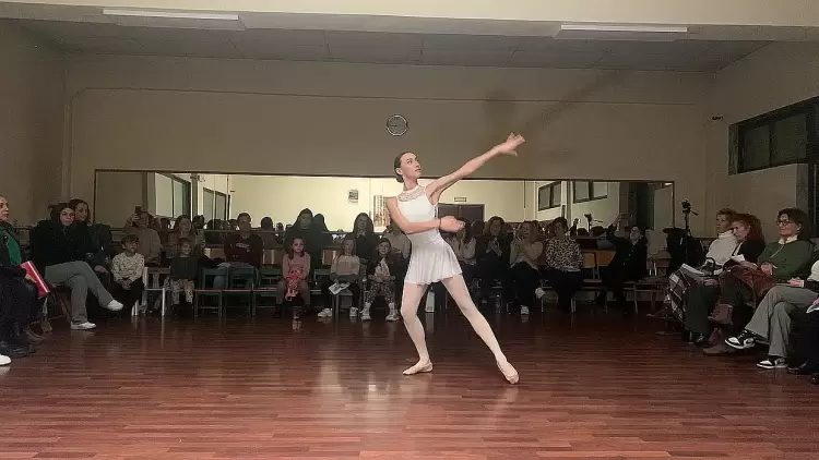 Κατερίνη: Η παράσταση «Όταν ο κύκνος ονειρεύεται» μάγεψε το κοινό στο Δημοτικό Ωδείο