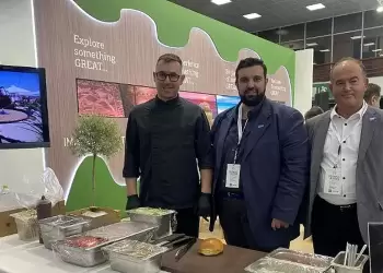 Μπέργκερ με μύδια Μακρυγιάλου, γαρίδα Πλαταμώνα και μαύρο χοίρο Ολύμπου στη Philoxenia