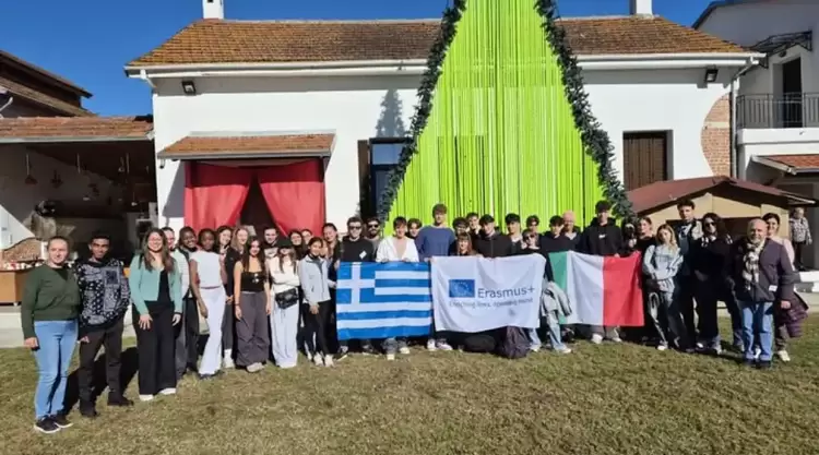 Νέοι εθελοντές από όλη την Ευρώπη στο Χριστουγεννιάτικο Χωριό Κατερίνης