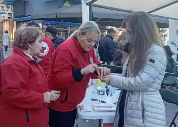 Περιστατικά και υπογραφές στη δωρεάν μέτρηση σακχάρου στην Πλατεία       