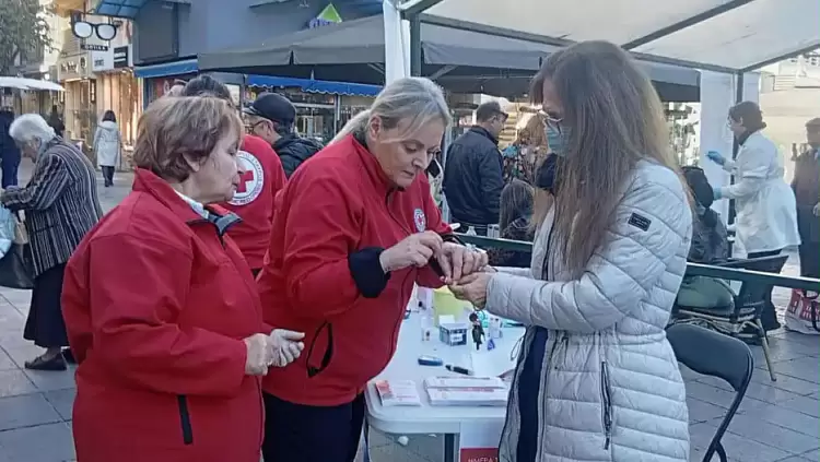 Βημα..τίζοντας: Περιστατικά και υπογραφές στη δωρεάν μέτρηση σακχάρου στην Πλατεία Περιστατικά και υπογραφές στη δωρεάν μέτρηση σακχάρου στην Πλατεία