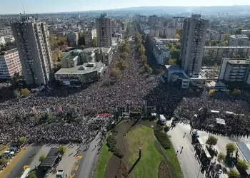 Σερβία: Δεκάδες χιλιάδες διαδηλωτές τίμησαν τους νεκρούς στον σιδηροδρομικό σταθμό του Νόβι Σαντ
