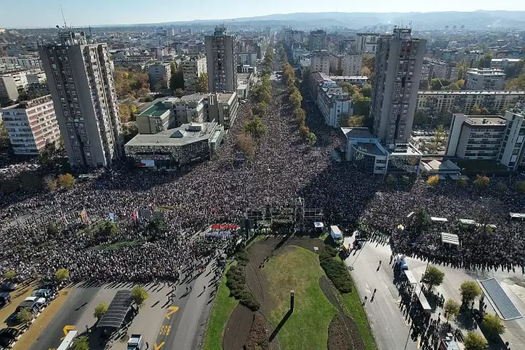 Σερβία: Δεκάδες χιλιάδες διαδηλωτές τίμησαν τους νεκρούς στον σιδηροδρομικό σταθμό του Νόβι Σαντ