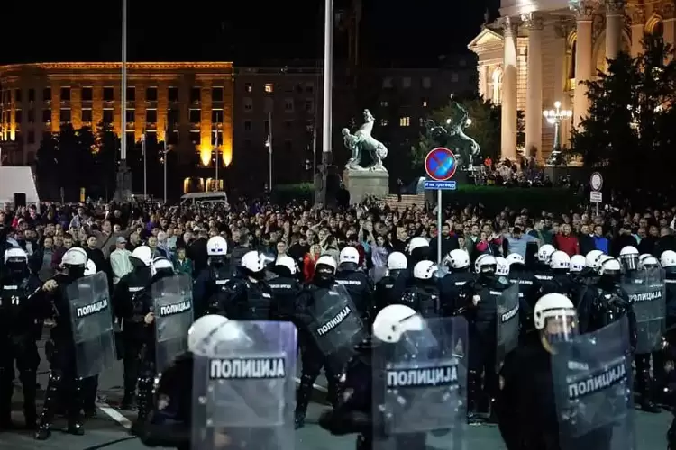 Σερβία: Ένταση επικράτησε μπροστά από το κοινοβούλιο της Σερβίας Σερβία: Ένταση επικράτησε μπροστά από το κοινοβούλιο της Σερβίας