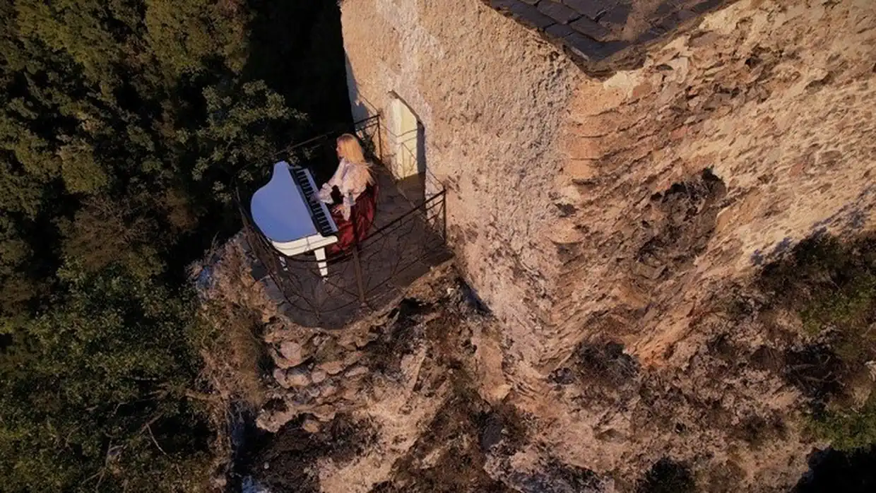 Στον Όλυμπο το «ιπτάμενο» πιάνο της Έλενας Ξυδιά – Μια μελωδία στην άκρη του γκρεμού Στον Όλυμπο το «ιπτάμενο» πιάνο της Έλενας Ξυδιά – Μια μελωδία στην άκρη του γκρεμού