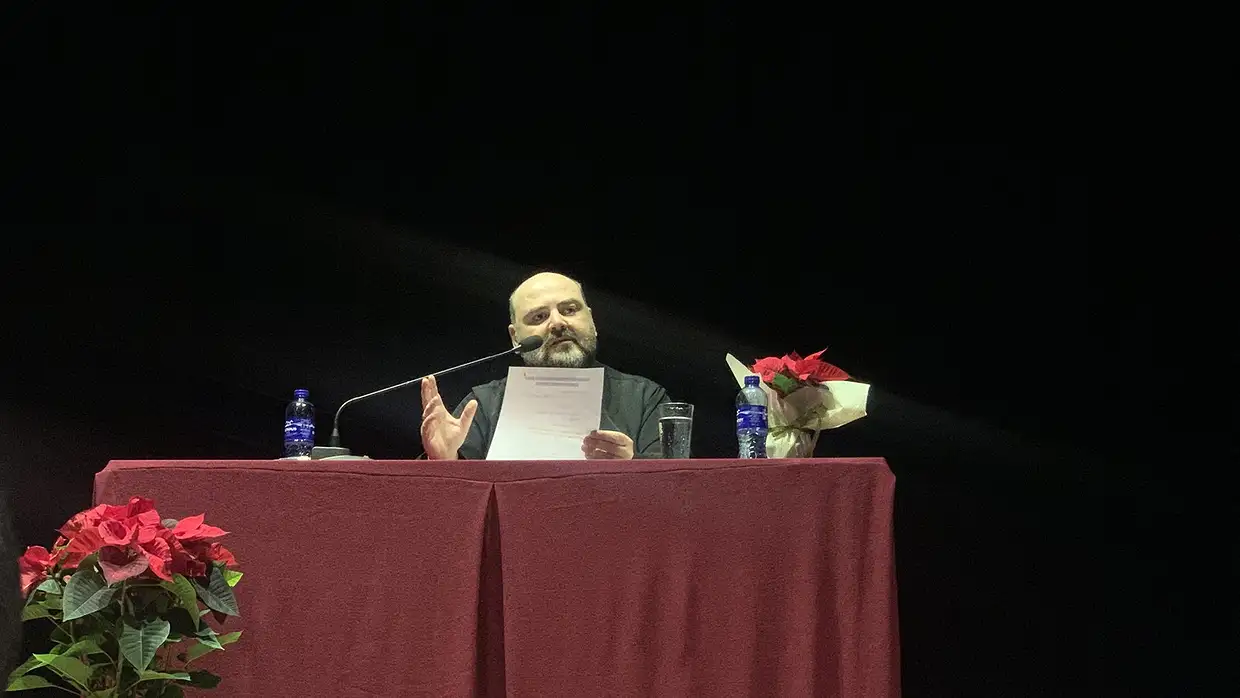 O Πατέρας Λίβυος στον Άγιο Φώτιο ζήτησε από το κοινό να συμφιλιωθεί με τη χαρά O Πατέρας Λίβυος στον Άγιο Φώτιο ζήτησε από το κοινό να συμφιλιωθεί με τη χαρά