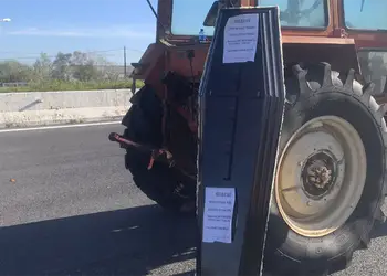 Βημα..τίζοντας: Αγρότες με συμβολικό φέρετρο στις κινητοποιήσεις – Μήνυμα για τον πρωτογενή τομέα Αγρότες με συμβολικό φέρετρο στις κινητοποιήσεις – Μήνυμα για τον πρωτογενή τομέα