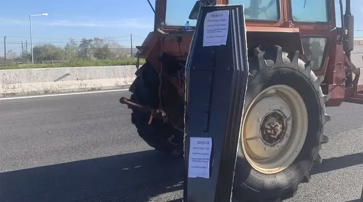 Αγρότες με συμβολικό φέρετρο στις κινητοποιήσεις – Μήνυμα για τον πρωτογενή τομέα