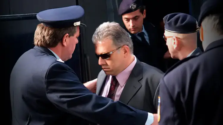 Αλέξανδρος Αγγελόπουλος: Από πορτιέρης στη Συγγρού στον «Έλληνα Εσκομπάρ» Αλέξανδρος Αγγελόπουλος: Από πορτιέρης στη Συγγρού στον «Έλληνα Εσκομπάρ»