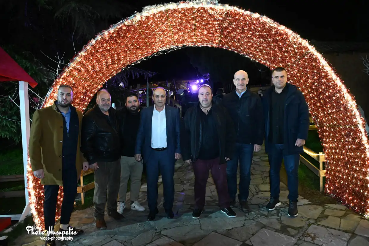 Βημα..τίζοντας: Άναμμα Χριστουγεννιάτικου δέντρου στο Αιγίνιο – Γιορτινή στιγμή στον Δήμο Πύδνας-Κολινδρού Άναμμα Χριστουγεννιάτικου δέντρου στο Αιγίνιο – Γιορτινή στιγμή στον Δήμο Πύδνας Κολινδρού