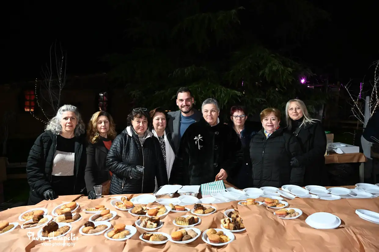 Βημα..τίζοντας: Άναμμα Χριστουγεννιάτικου δέντρου στο Αιγίνιο – Γιορτινή στιγμή στον Δήμο Πύδνας-Κολινδρού Άναμμα Χριστουγεννιάτικου δέντρου στο Αιγίνιο – Γιορτινή στιγμή στον Δήμο Πύδνας Κολινδρού