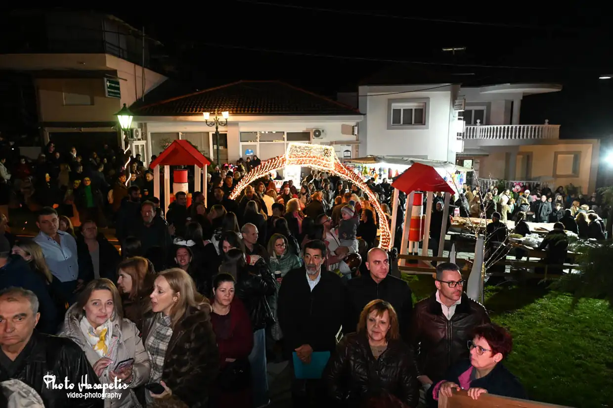Βημα..τίζοντας: Άναμμα Χριστουγεννιάτικου δέντρου στο Αιγίνιο – Γιορτινή στιγμή στον Δήμο Πύδνας-Κολινδρού Άναμμα Χριστουγεννιάτικου δέντρου στο Αιγίνιο – Γιορτινή στιγμή στον Δήμο Πύδνας Κολινδρού