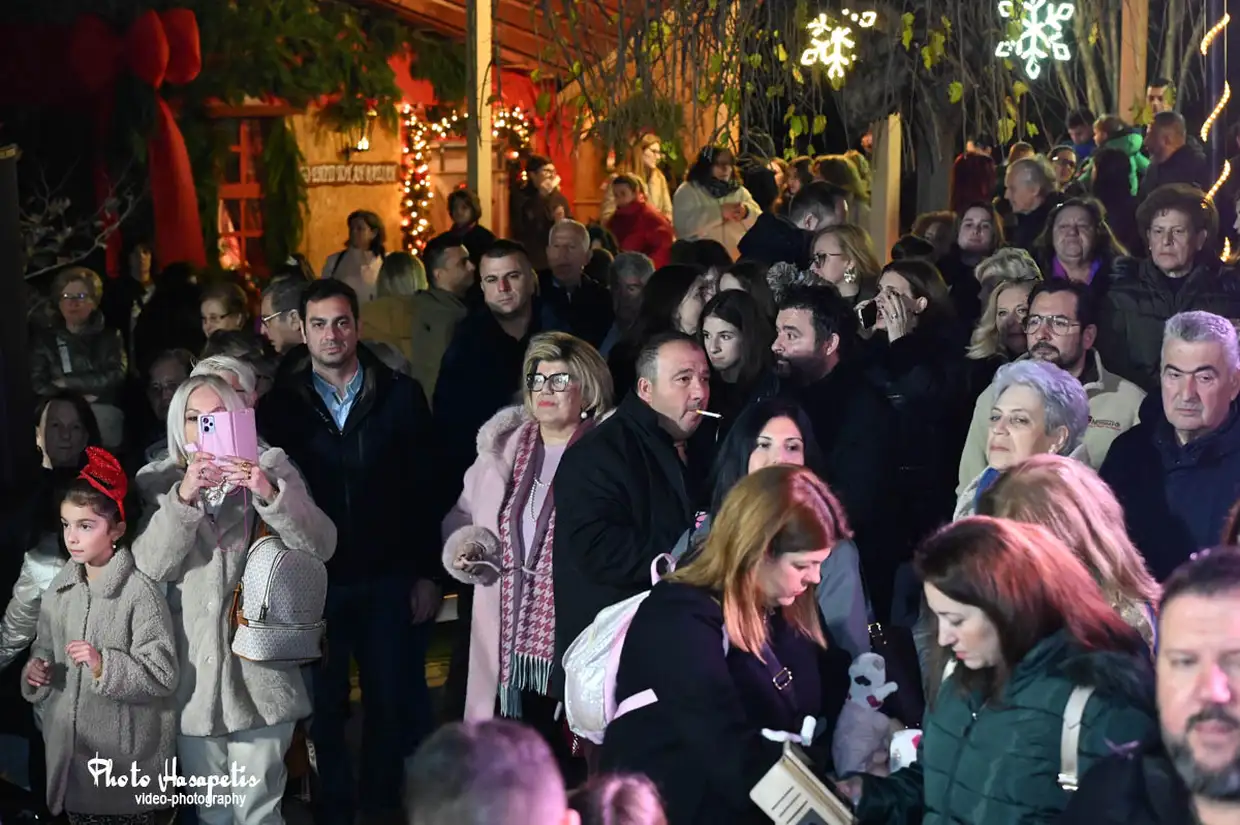 Βημα..τίζοντας: Άναμμα Χριστουγεννιάτικου δέντρου στο Αιγίνιο – Γιορτινή στιγμή στον Δήμο Πύδνας-Κολινδρού Άναμμα Χριστουγεννιάτικου δέντρου στο Αιγίνιο – Γιορτινή στιγμή στον Δήμο Πύδνας Κολινδρού