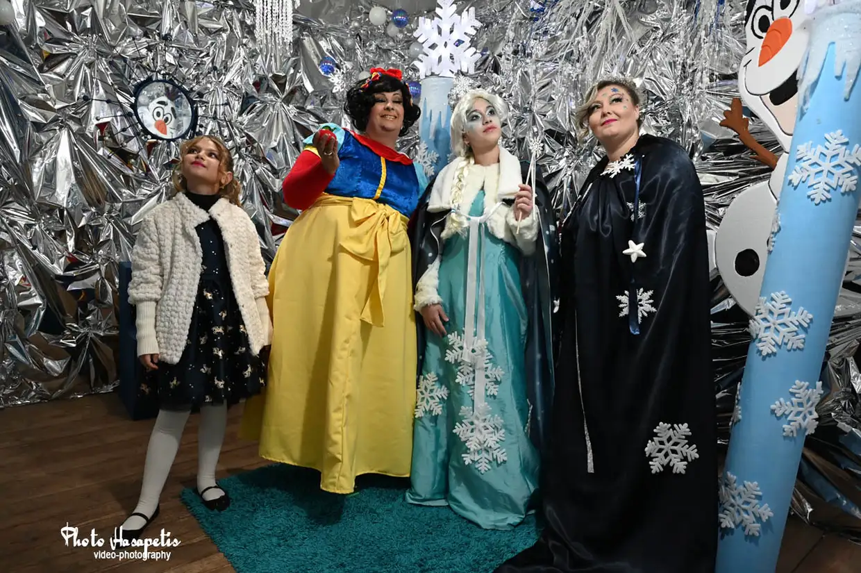 Βημα..τίζοντας: Άναμμα Χριστουγεννιάτικου δέντρου στο Αιγίνιο – Γιορτινή στιγμή στον Δήμο Πύδνας-Κολινδρού Άναμμα Χριστουγεννιάτικου δέντρου στο Αιγίνιο – Γιορτινή στιγμή στον Δήμο Πύδνας Κολινδρού