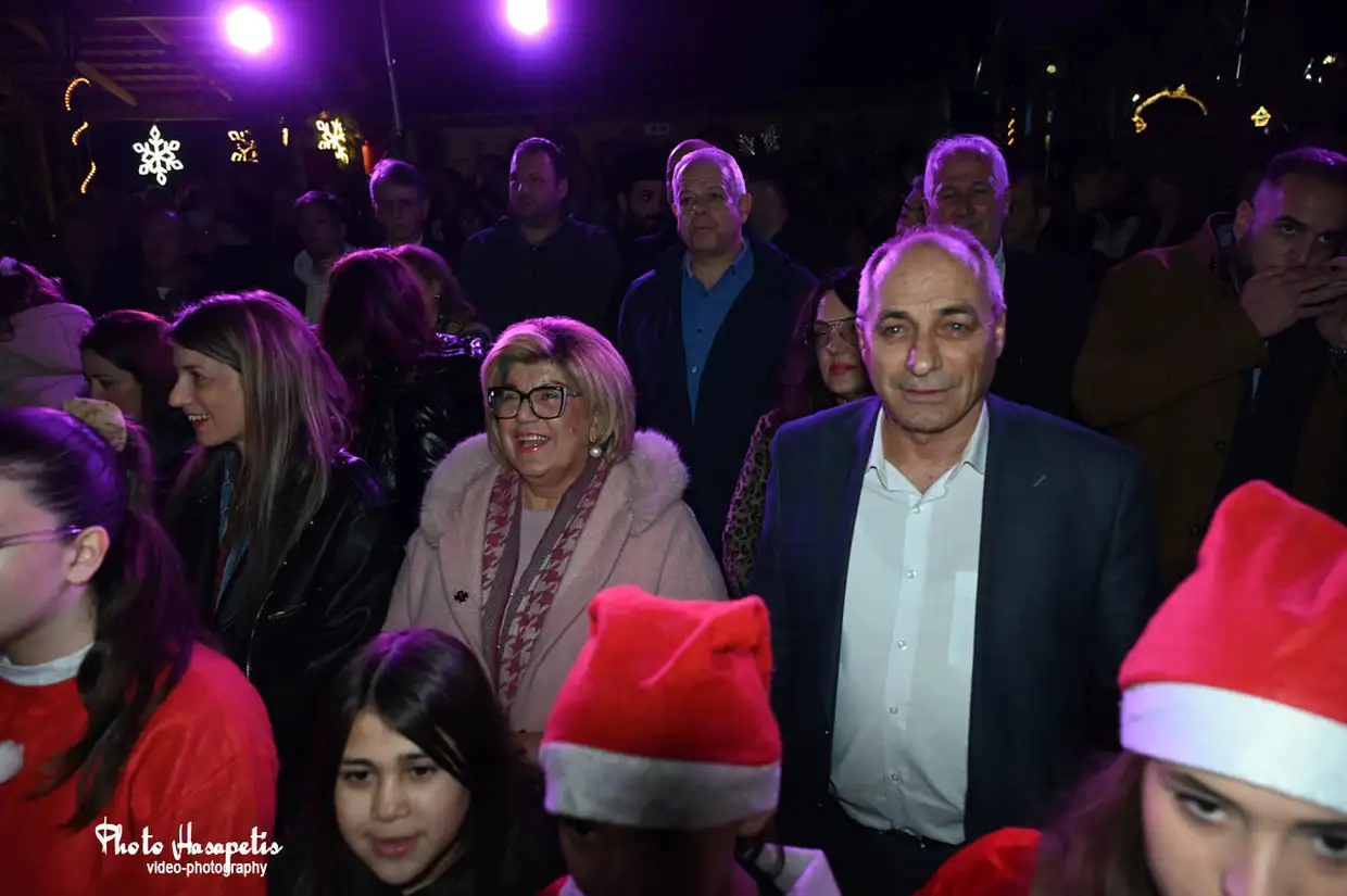 Βημα..τίζοντας: Άναμμα Χριστουγεννιάτικου δέντρου στο Αιγίνιο – Γιορτινή στιγμή στον Δήμο Πύδνας-Κολινδρού Άναμμα Χριστουγεννιάτικου δέντρου στο Αιγίνιο – Γιορτινή στιγμή στον Δήμο Πύδνας Κολινδρού