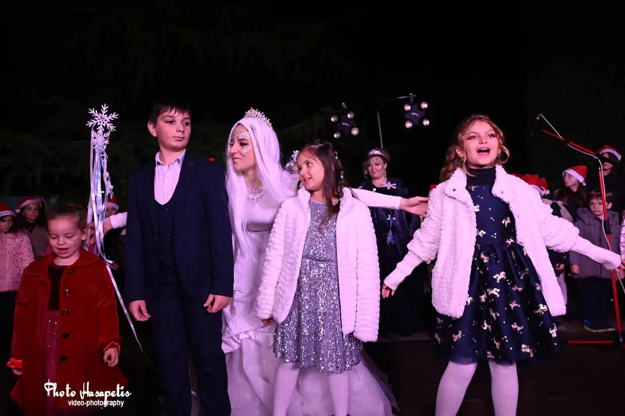 Βημα..τίζοντας: Άναμμα Χριστουγεννιάτικου δέντρου στο Αιγίνιο – Γιορτινή στιγμή στον Δήμο Πύδνας-Κολινδρού Άναμμα Χριστουγεννιάτικου δέντρου στο Αιγίνιο – Γιορτινή στιγμή στον Δήμο Πύδνας Κολινδρού