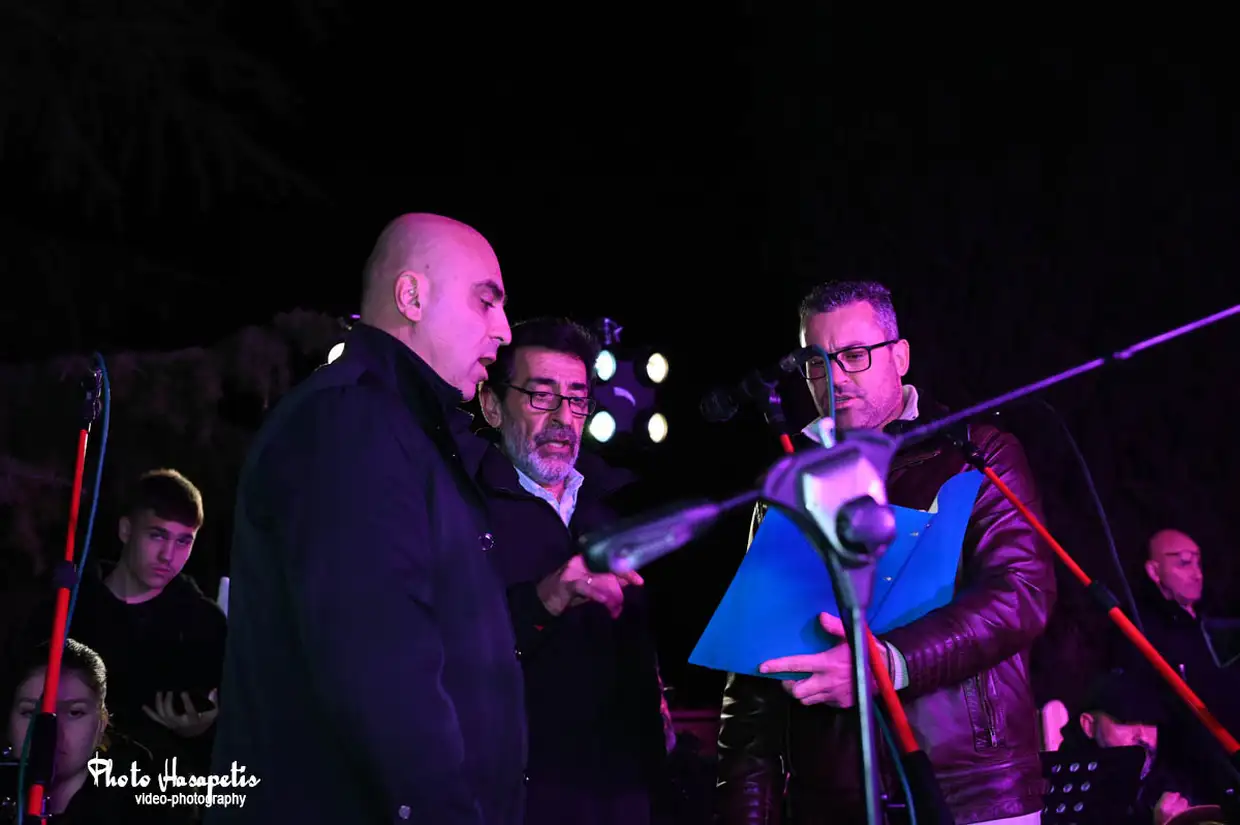 Βημα..τίζοντας: Άναμμα Χριστουγεννιάτικου δέντρου στο Αιγίνιο – Γιορτινή στιγμή στον Δήμο Πύδνας-Κολινδρού Άναμμα Χριστουγεννιάτικου δέντρου στο Αιγίνιο – Γιορτινή στιγμή στον Δήμο Πύδνας Κολινδρού