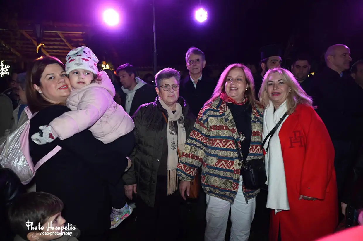 Βημα..τίζοντας: Άναμμα Χριστουγεννιάτικου δέντρου στο Αιγίνιο – Γιορτινή στιγμή στον Δήμο Πύδνας-Κολινδρού Άναμμα Χριστουγεννιάτικου δέντρου στο Αιγίνιο – Γιορτινή στιγμή στον Δήμο Πύδνας Κολινδρού