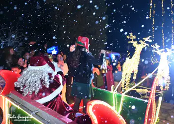 Βημα..τίζοντας: Άναμμα Χριστουγεννιάτικου δέντρου στο Αιγίνιο – Γιορτινή στιγμή στον Δήμο Πύδνας-Κολινδρού Άναμμα Χριστουγεννιάτικου δέντρου στο Αιγίνιο – Γιορτινή στιγμή στον Δήμο Πύδνας Κολινδρού