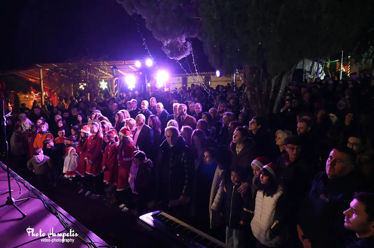 Βημα..τίζοντας: Άναμμα Χριστουγεννιάτικου δέντρου στο Αιγίνιο – Γιορτινή στιγμή στον Δήμο Πύδνας-Κολινδρού Άναμμα Χριστουγεννιάτικου δέντρου στο Αιγίνιο – Γιορτινή στιγμή στον Δήμο Πύδνας Κολινδρού