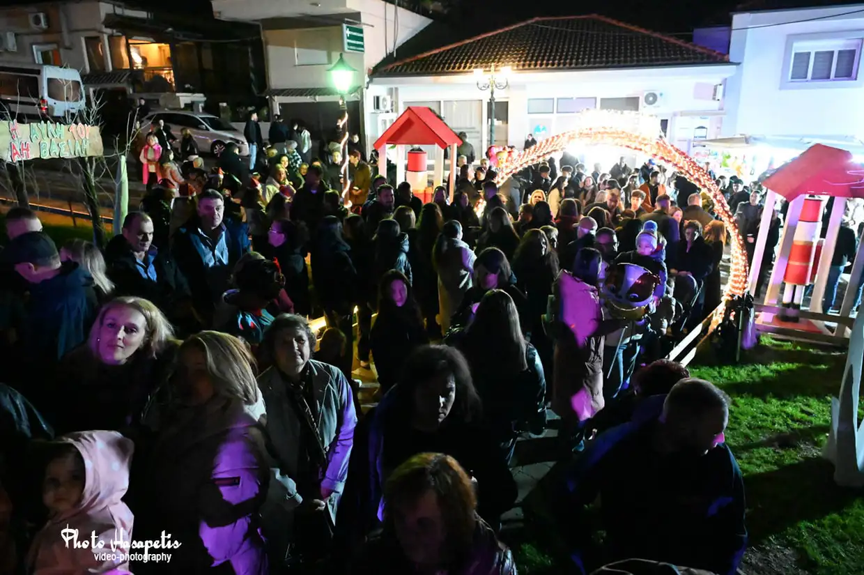 Βημα..τίζοντας: Άναμμα Χριστουγεννιάτικου δέντρου στο Αιγίνιο – Γιορτινή στιγμή στον Δήμο Πύδνας-Κολινδρού Άναμμα Χριστουγεννιάτικου δέντρου στο Αιγίνιο – Γιορτινή στιγμή στον Δήμο Πύδνας Κολινδρού