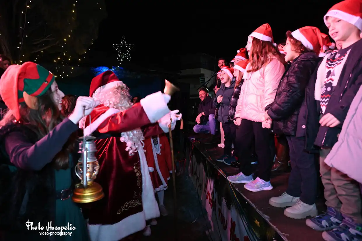 Βημα..τίζοντας: Άναμμα Χριστουγεννιάτικου δέντρου στο Αιγίνιο – Γιορτινή στιγμή στον Δήμο Πύδνας-Κολινδρού Άναμμα Χριστουγεννιάτικου δέντρου στο Αιγίνιο – Γιορτινή στιγμή στον Δήμο Πύδνας Κολινδρού