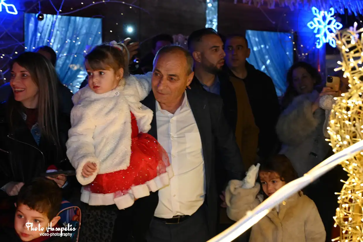 Βημα..τίζοντας: Άναμμα Χριστουγεννιάτικου δέντρου στο Αιγίνιο – Γιορτινή στιγμή στον Δήμο Πύδνας-Κολινδρού Άναμμα Χριστουγεννιάτικου δέντρου στο Αιγίνιο – Γιορτινή στιγμή στον Δήμο Πύδνας Κολινδρού