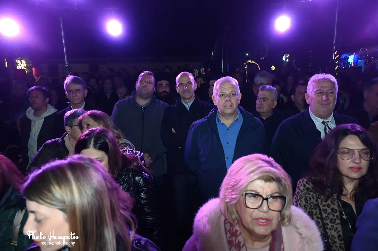 Βημα..τίζοντας: Άναμμα Χριστουγεννιάτικου δέντρου στο Αιγίνιο – Γιορτινή στιγμή στον Δήμο Πύδνας-Κολινδρού Άναμμα Χριστουγεννιάτικου δέντρου στο Αιγίνιο – Γιορτινή στιγμή στον Δήμο Πύδνας Κολινδρού