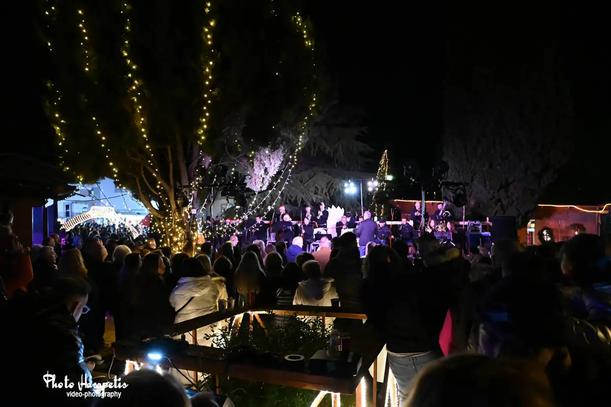 Βημα..τίζοντας: Άναμμα Χριστουγεννιάτικου δέντρου στο Αιγίνιο – Γιορτινή στιγμή στον Δήμο Πύδνας-Κολινδρού Άναμμα Χριστουγεννιάτικου δέντρου στο Αιγίνιο – Γιορτινή στιγμή στον Δήμο Πύδνας Κολινδρού