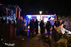 Η Αυλή του Άη Βασίλη στο Αιγίνιο Πιερίας γέμισε φως και χαμόγελα Η Αυλή του Άη Βασίλη στο Αιγίνιο Πιερίας γέμισε φως και χαμόγελα